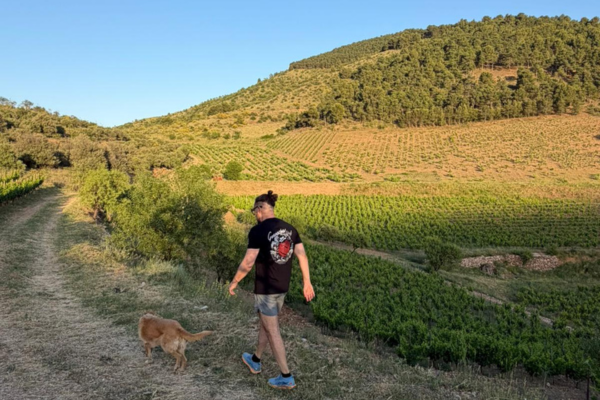 Fernando dando un paseo con su perra Luna por Alpartir
